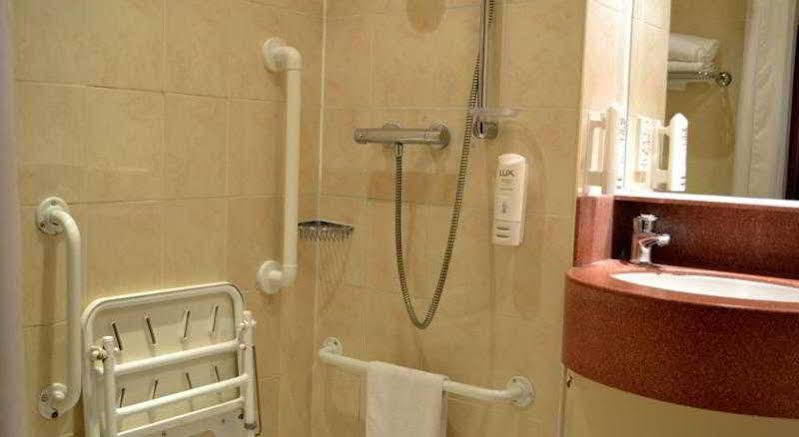 Northampton West M1 Junc 16, An Ihg 4*